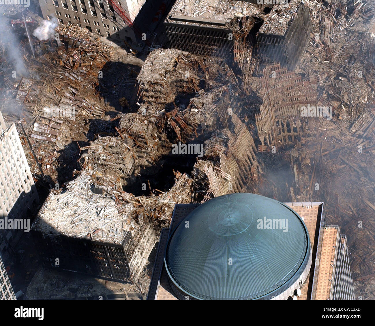 Ground Zero in New York City. Die blaue Kuppel des beschädigten World Financial Center befindet sich neben den Trümmern des World Trade Stockfoto