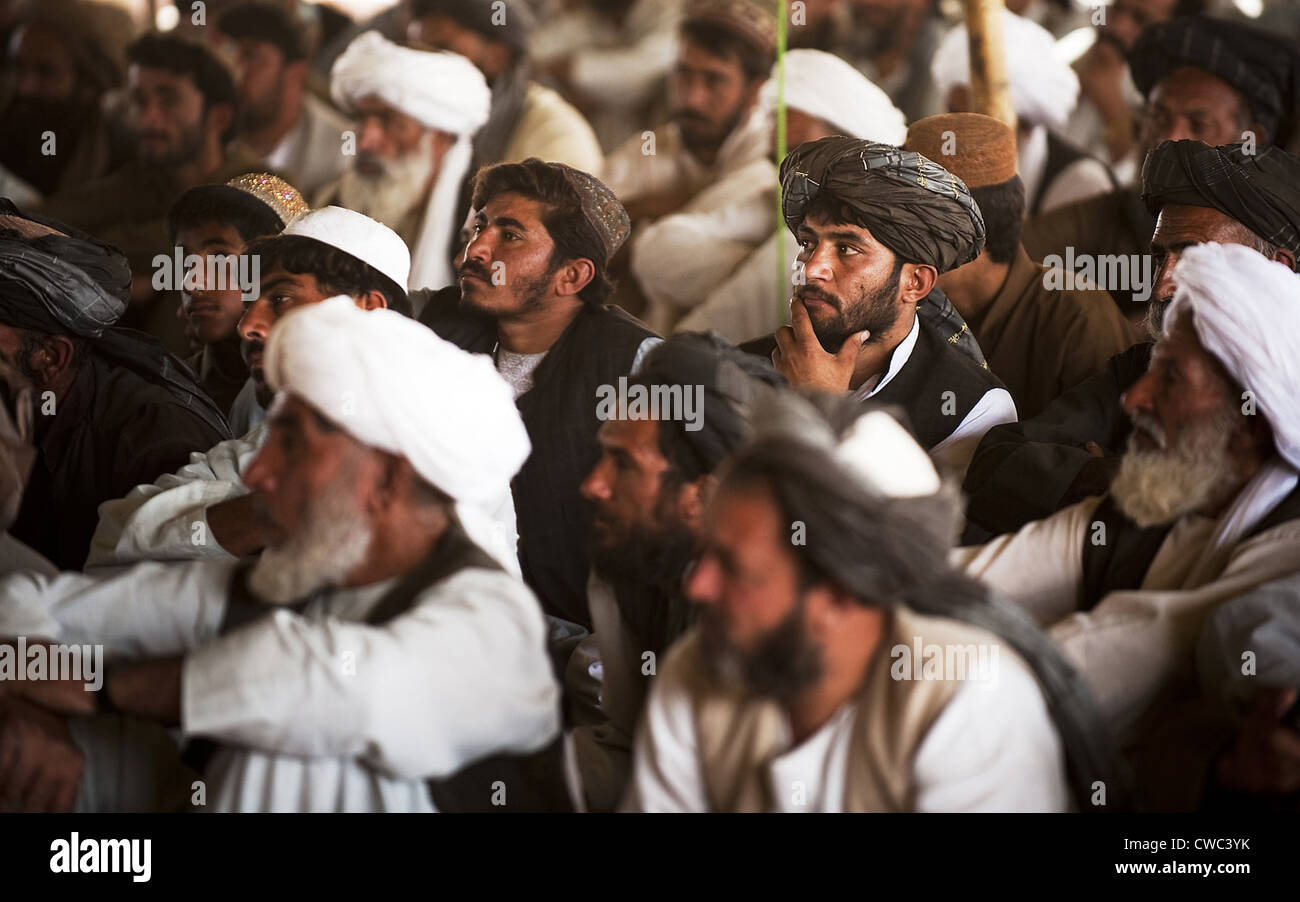 Afghanische Bauern an einem Shura führen durch Nawa Governor Haji Abdul Manaf in der Provinz Helmand. Hunderte von Bauern waren Stockfoto