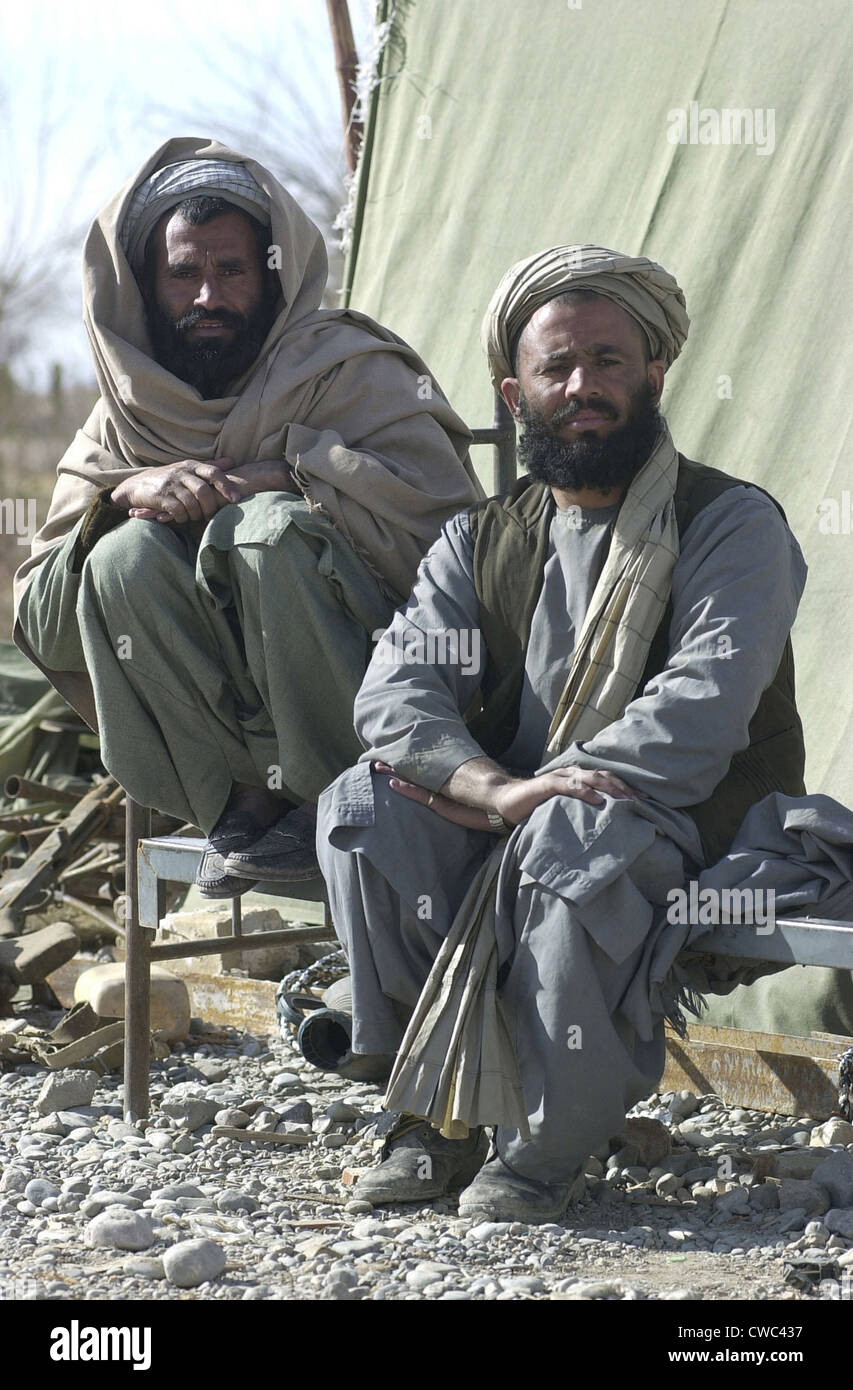 Southern Alliance Kämpfer außerhalb der Kandahar International Airport in den ersten Monaten nach der al-Qaida-9/11-Terroristen Stockfoto