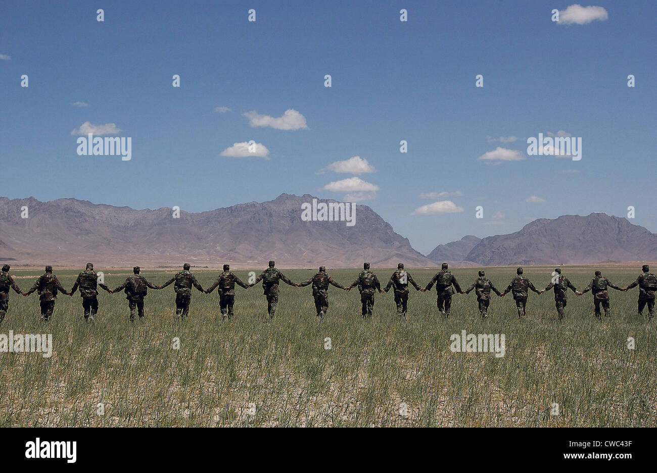 Afghanistan nationale Armeesoldaten bilden eine Linie, während Teilnahme an ein Blindgänger Verordnung Bereich Trainingsübung durchgeführt Stockfoto