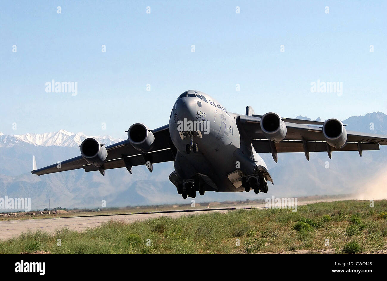 Transportflugzeug der US Air Force Globemaster zieht bei Bagram Air Feld Afghanistan. Diente als ein sowjetischer Militärflugplatz in Bagram Stockfoto