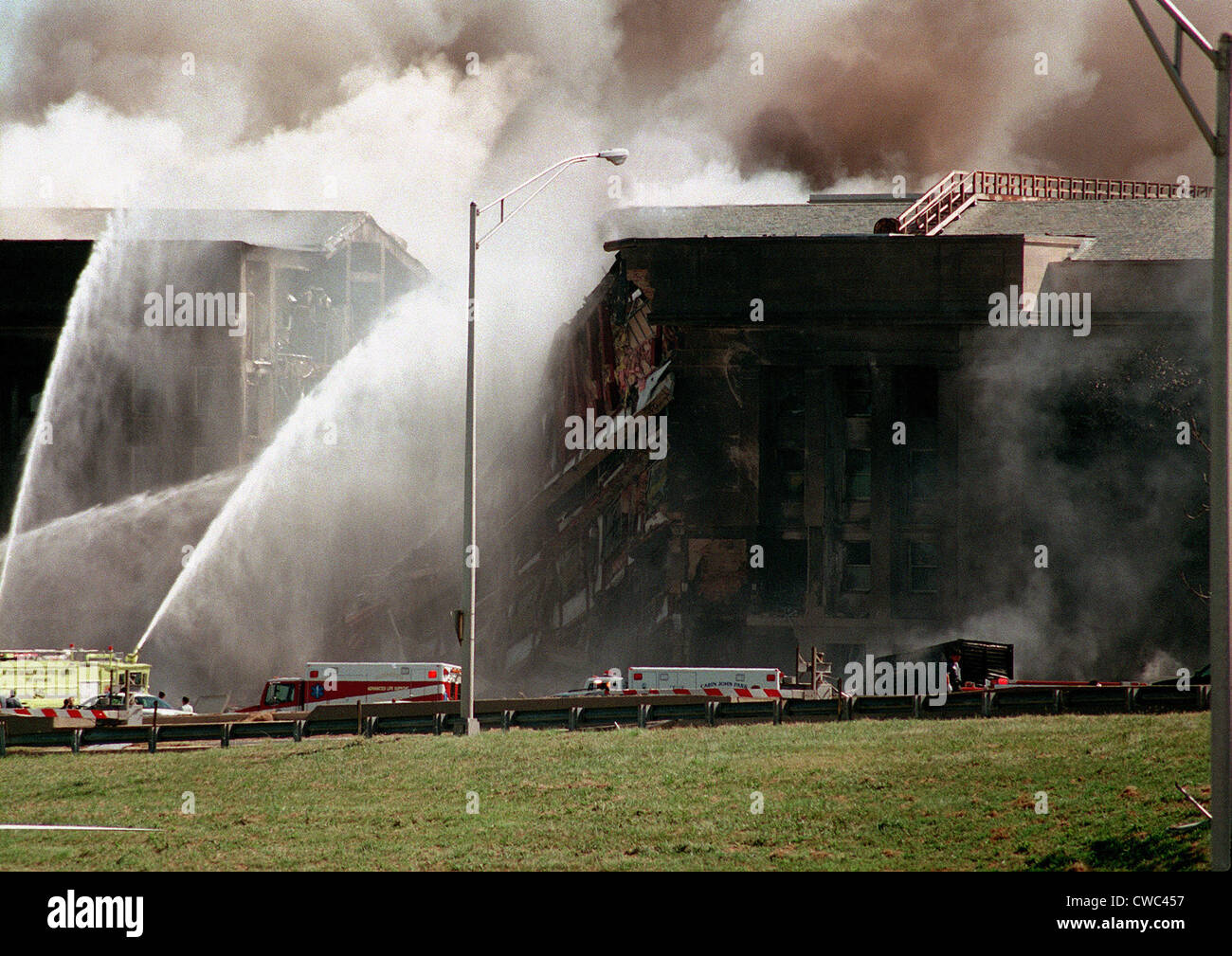 Feuerwehrleute kämpfen, um das Feuer nach dem 11. September 2001 terroristischen Angriff auf das Pentagon enthalten. 64 Passagiere der Stockfoto