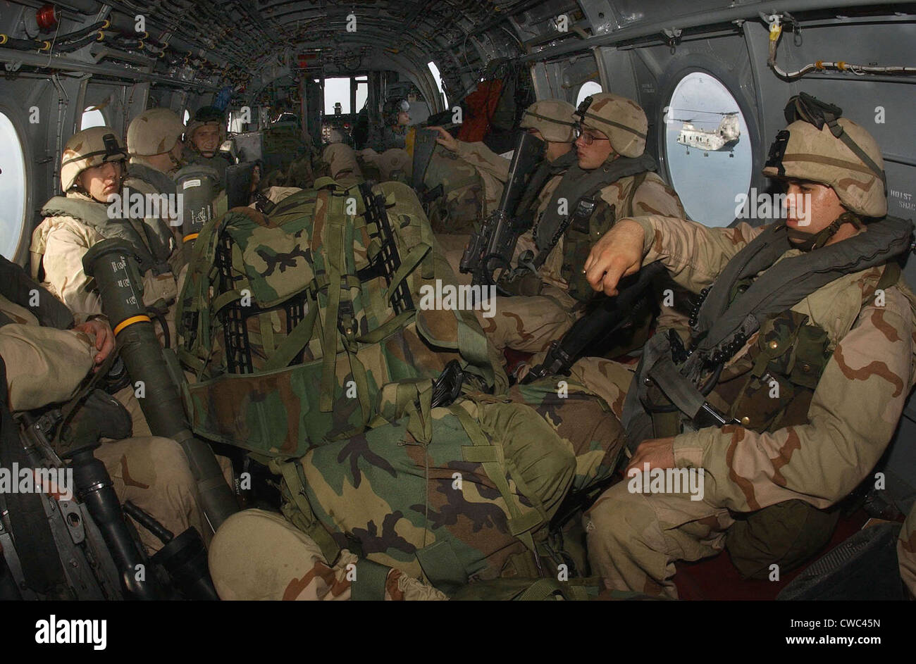 US-Marines in Hubschrauber, aus dem amphibischen Kommando in Afghanistan eingesetzt werden Schiff voll USS Bataan. Dec. Stockfoto US-Marines in Hubschrauber, aus dem amphibischen Kommando in Afghanistan eingesetzt werden Schiff voll USS Bataan. Dec. Stockfoto
