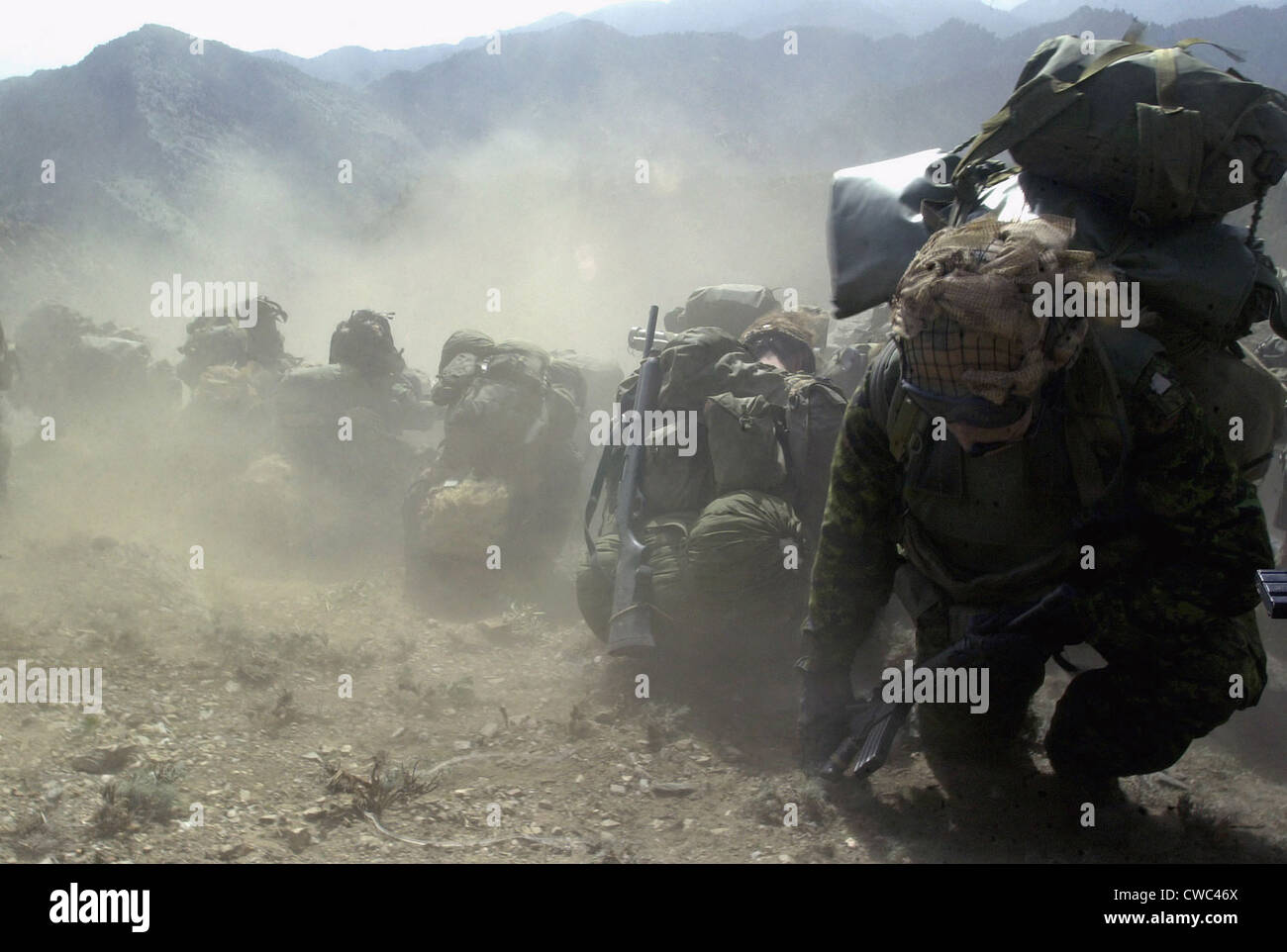 Soldaten der Koalition aus USA Kanada und Afghanistan vorbereiten für Hubschrauber-Extraktion aus 7 500-Fuss-Berge in der Tora Stockfoto