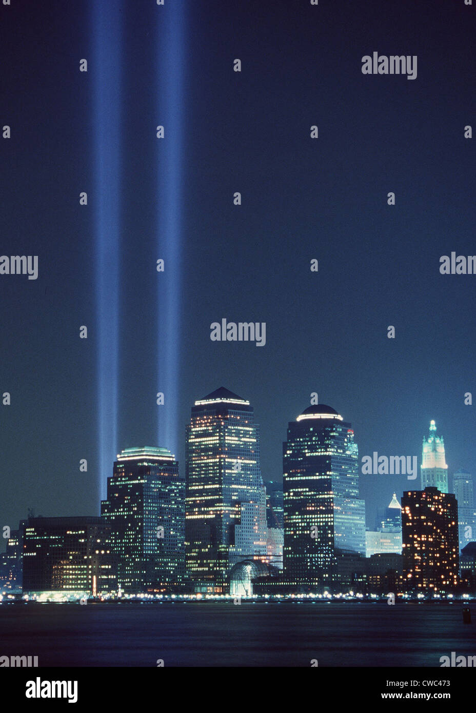 "Tribute des Lichts" steht für die gefallenen Zwillingstürme des World Trade Centers am ersten Jahrestag des 9/11-Terroristen Stockfoto