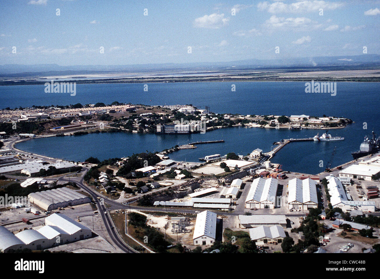 Luftaufnahme der Luvseite der US Naval Station Guantanamo Bay nach Südwesten. Kuba. 10. Januar 1995., Foto: Everett Stockfoto