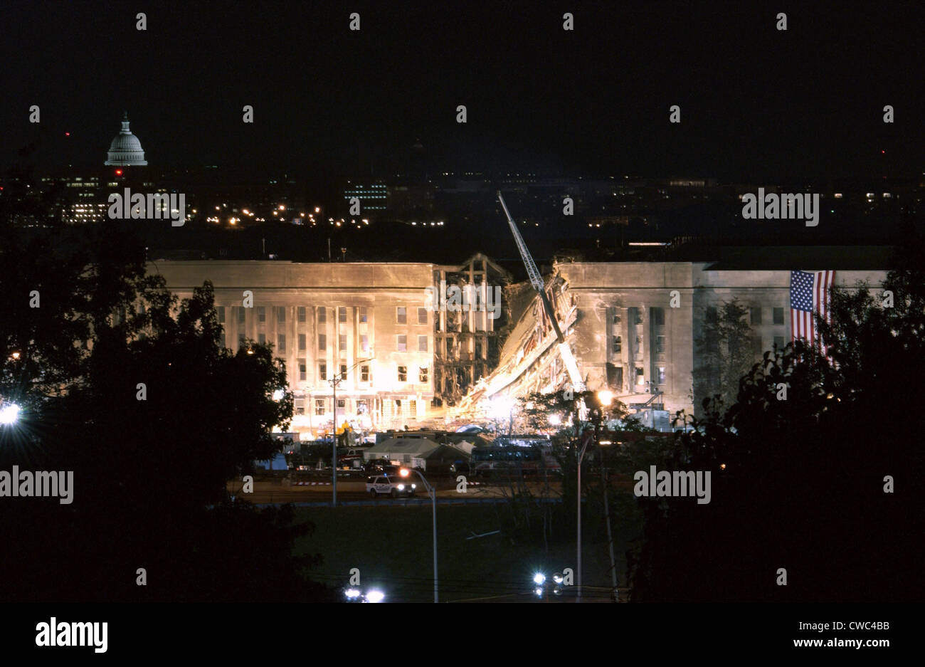 Die riesigen 20 x 38 Füßen ist amerikanische Flagge auf der rechten Seite von den beschädigten Bereich des Pentagons in der Nacht des 12. September 2001. Die Stockfoto