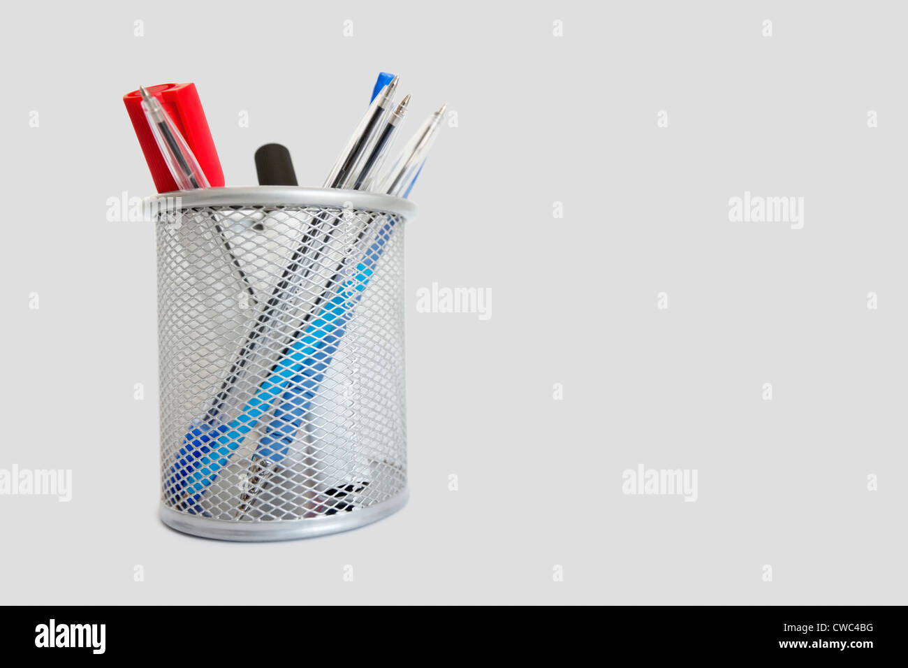 Nahaufnahme von einem Stifthalter auf weißem Hintergrund Stockfoto