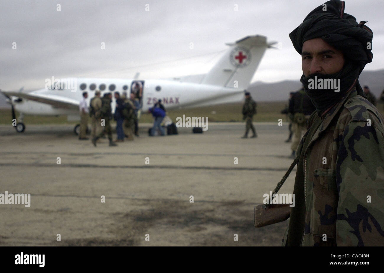 In Afghanistan ein Nordallianz Soldat bietet Sicherheit zum Mazir-e-Sharif zivile Flugplatz bei der Landung von einer Stockfoto