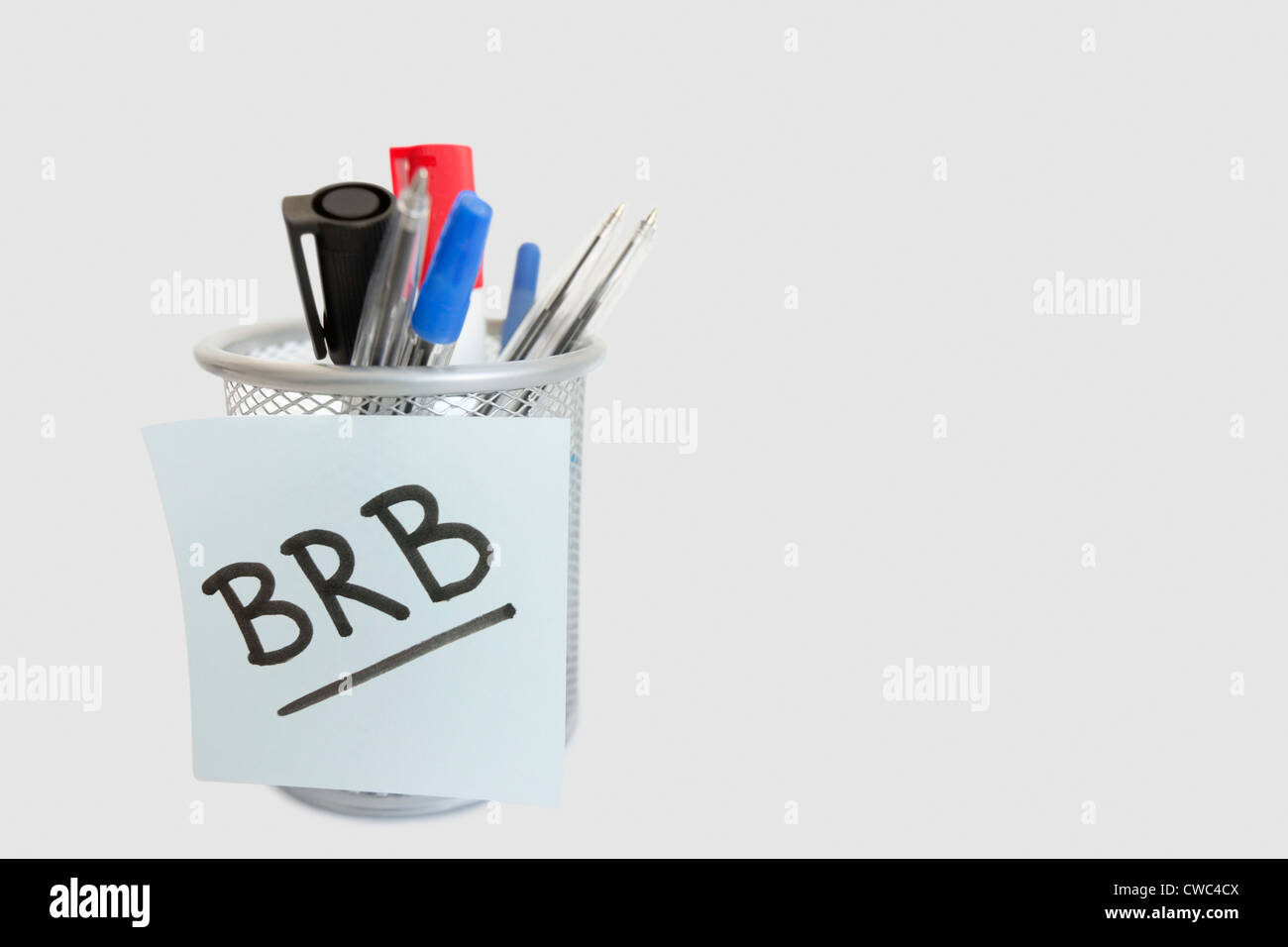 Nahaufnahme der Haftnotiz mit Nachricht auf Stifthalter auf weißem Hintergrund Stockfoto