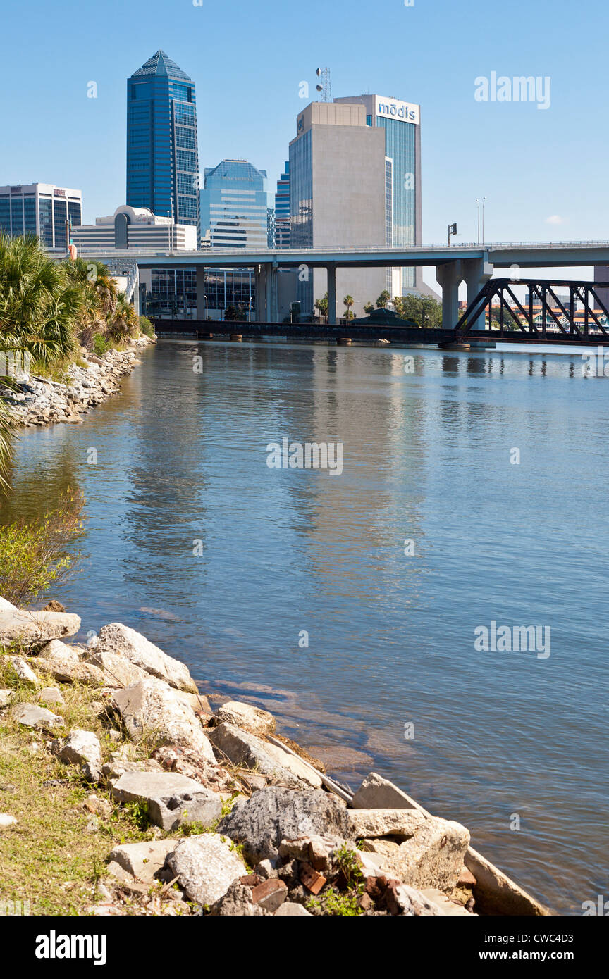 Hochhäuser am Ufer des St. Johns River in Jacksonville, FL Stockfoto