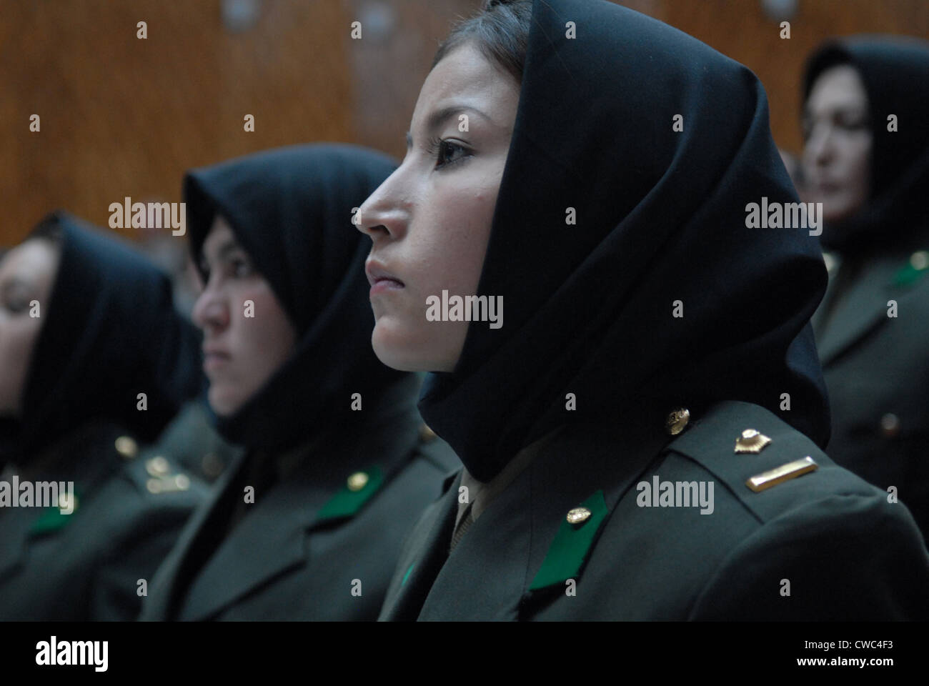 Frauen der ersten Abschlussklasse der Afghan National Army weiblich Officer Candidate School in ihre Abschlussfeier. Stockfoto