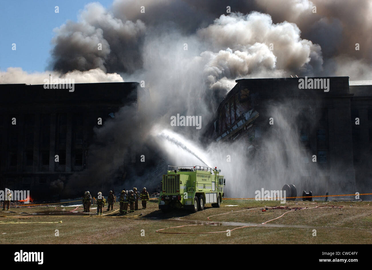 Feuerwehr hinarbeiten löschte die Flammen kurz nachdem das Pentagon um ca. 9.30 Uhr auf ein entführtes Passagierflugzeug prallte Stockfoto