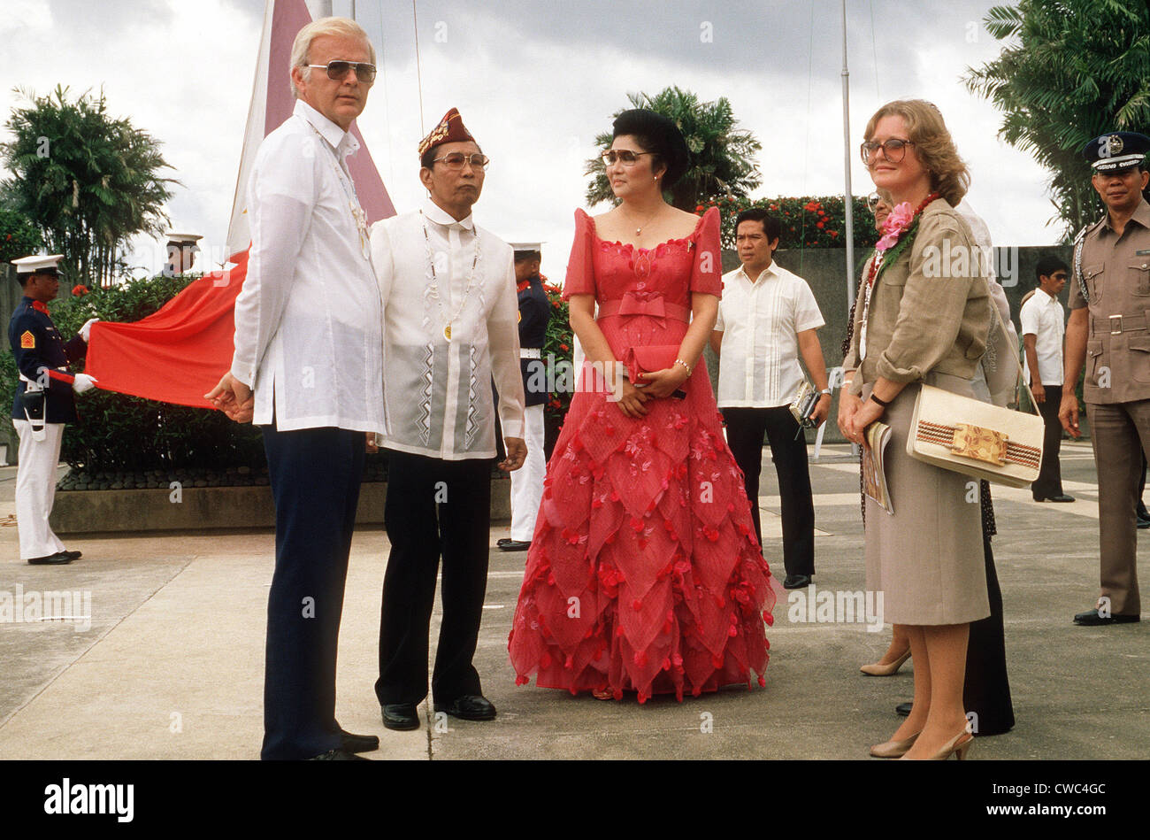 Präsident Ferdinand und Imelda Marcos mit US-Botschafter auf den Philippinen Stephen W. Bosworth während ein 40-jähriges Jubiläum Stockfoto