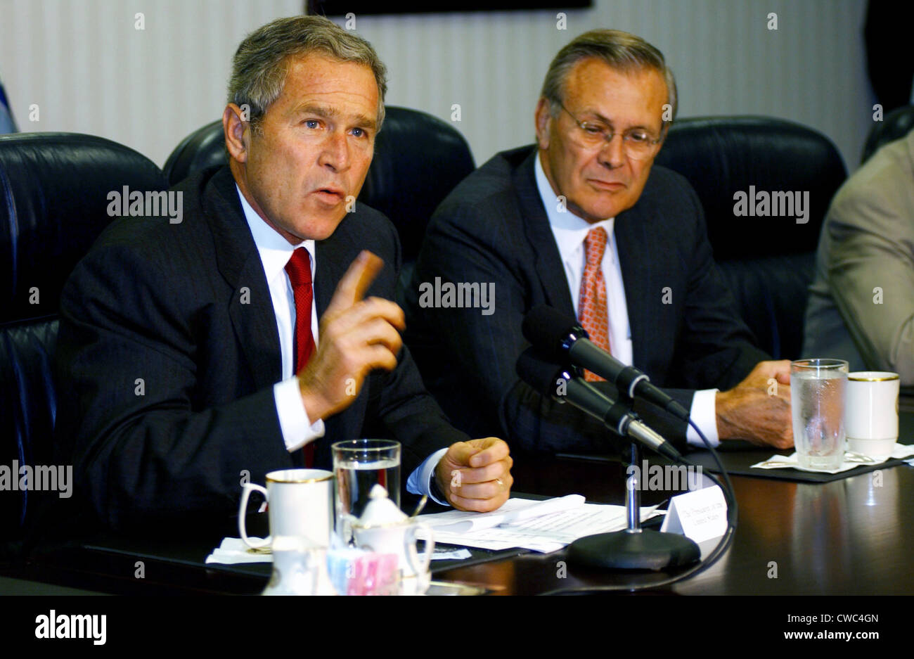 US-Präsident George W. Bush beantwortet eine Frage über Osama bin Laden während einer Pressekonferenz nach dem Treffen mit USA Stockfoto