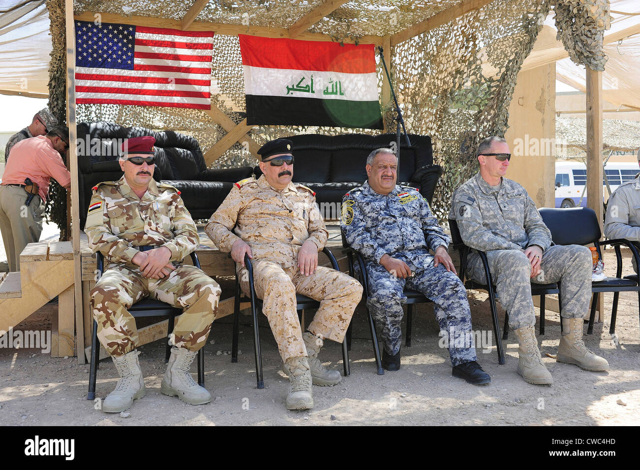 US Army Major General Robert Brown Recht der Multi-National Division Uhren eine Ausstellung Fußballspiel mit irakischen Militär Stockfoto