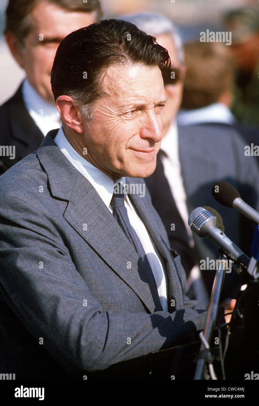 US-Verteidigungsminister Caspar Weinberger auf einer Pressekonferenz im Landing Zone One in Beirut Libanon, wo US-Truppen, waren ein Teil der Stockfoto