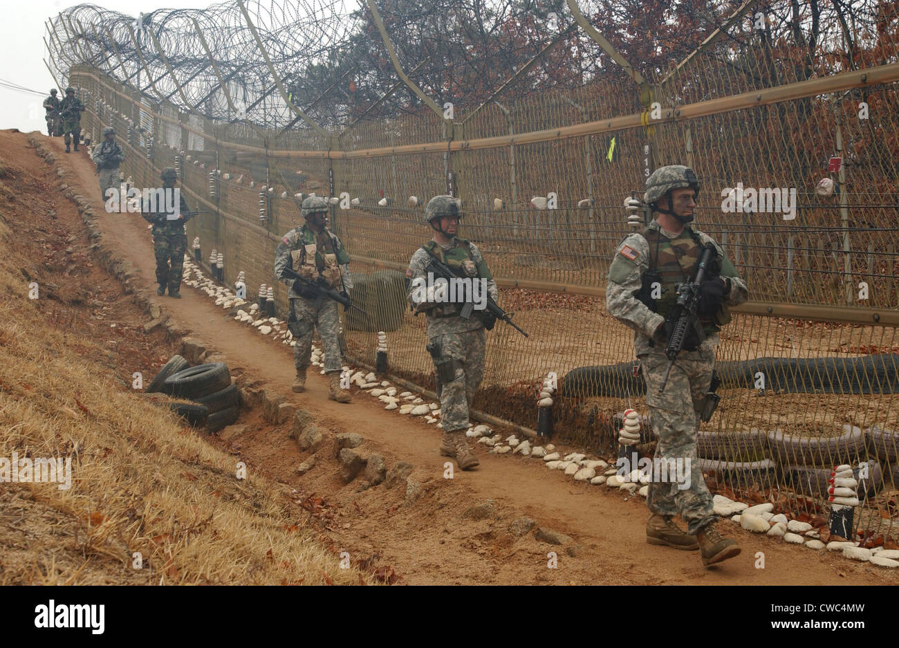 Südkoreanische und uns Soldaten patrouillieren lange einen Zaun bei den Vereinten Nationen Sicherheitsbereich in Panmunjom während eine jährliche Schulung Stockfoto