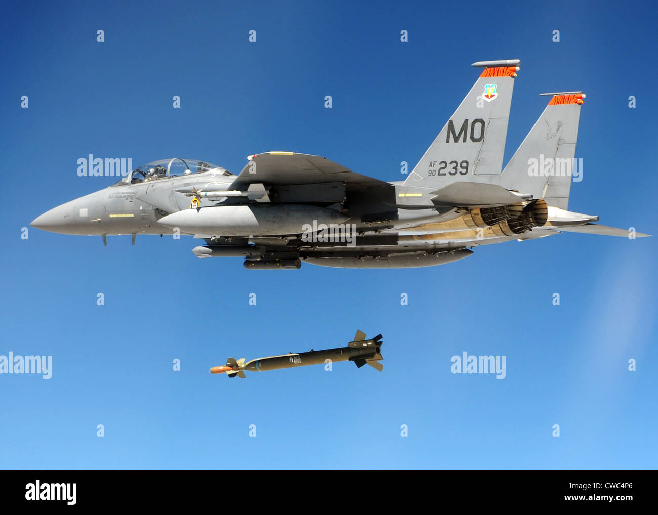 F-15 Strike Eagle Fighter fällt eine geführte Bombe während einer Bekämpfung Übungen an Hill Air Force Base Utah. Ca. 1980er Jahre. Stockfoto