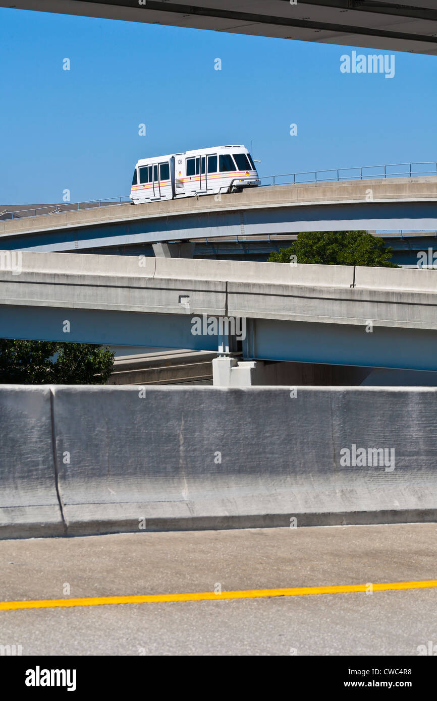 JTA Skyway automatisiert Zug bewegt sich über die Acosta-Brücke über den St. Johns River in Downtown Jacksonville, FL Stockfoto