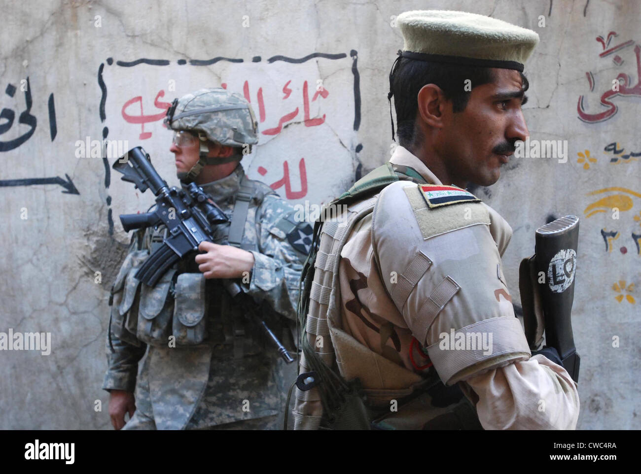USA und der irakischen Armee Soldaten Stand bewachen einen Markt in der Al Doura-Distrikt von Bagdad-Irak bieten optimale Sicherheit für US-Botschafter Stockfoto