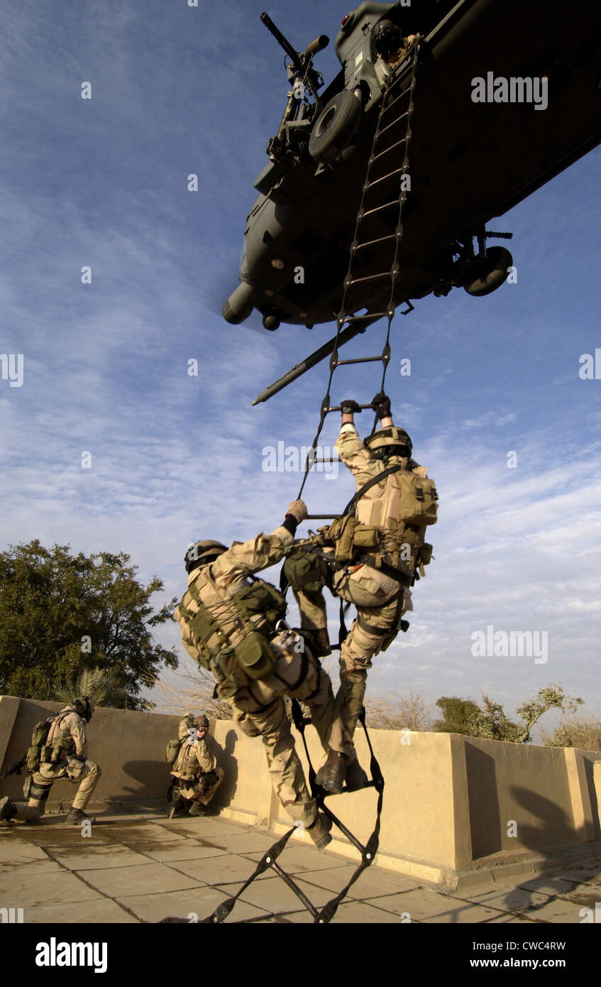 US Air Force Rescue Squadron steigen Sie in einen Hubschrauber in der Nähe von irakischen Bagdad International Airport. am 20. Dezember 2004 Stockfoto