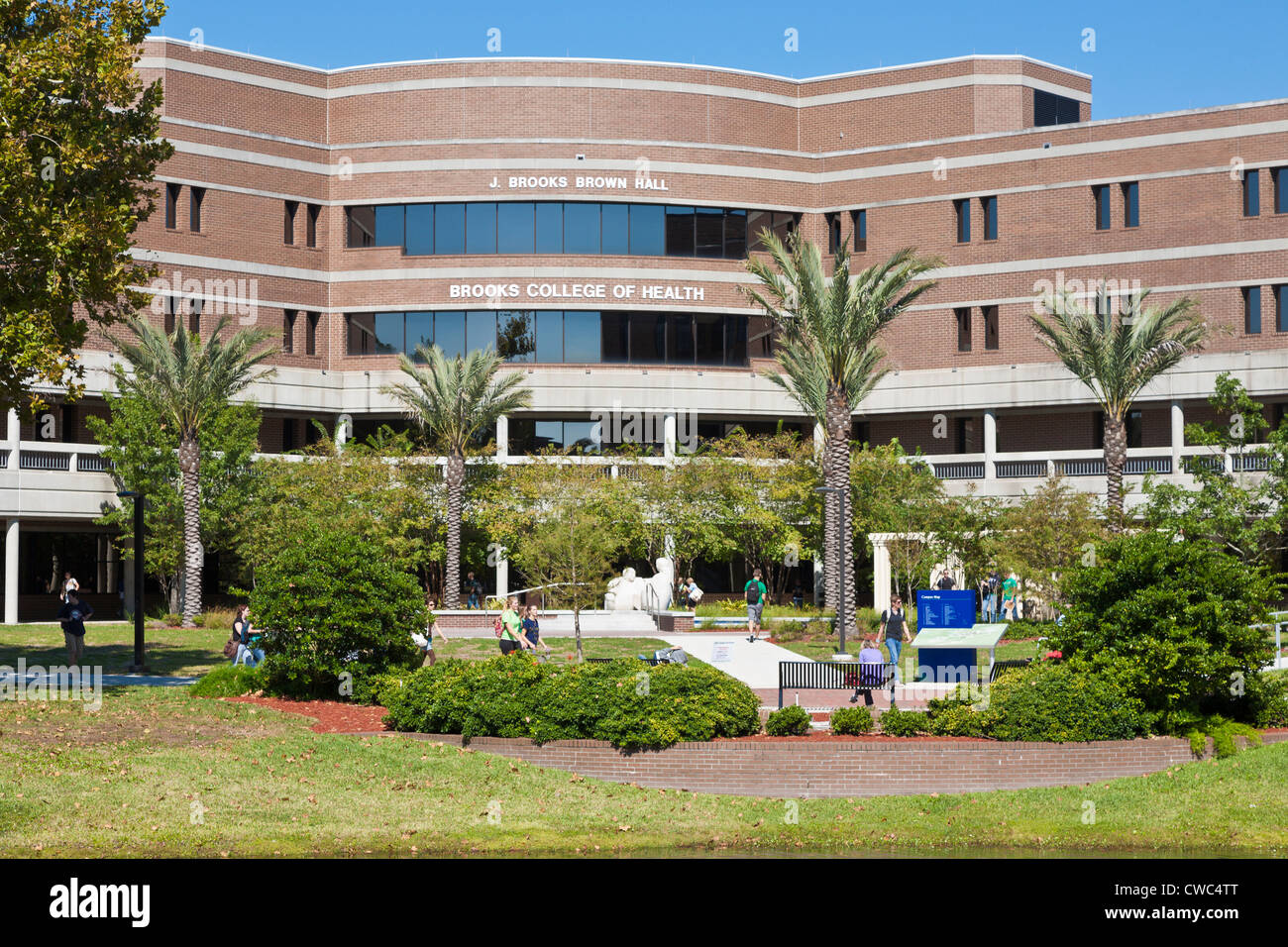 Studenten gehen vorbei an dem Gebäude Brooks College of Health der University of North Florida, Jacksonville, Florida Stockfoto