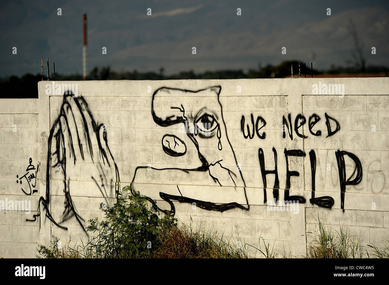 Graffiti, um Hilfe zu bitten ist 22. Januar 2010 in Port au Prince Haiti auf einer Wand aufgemalt. 7,0-Erdbeben im Januar Stockfoto