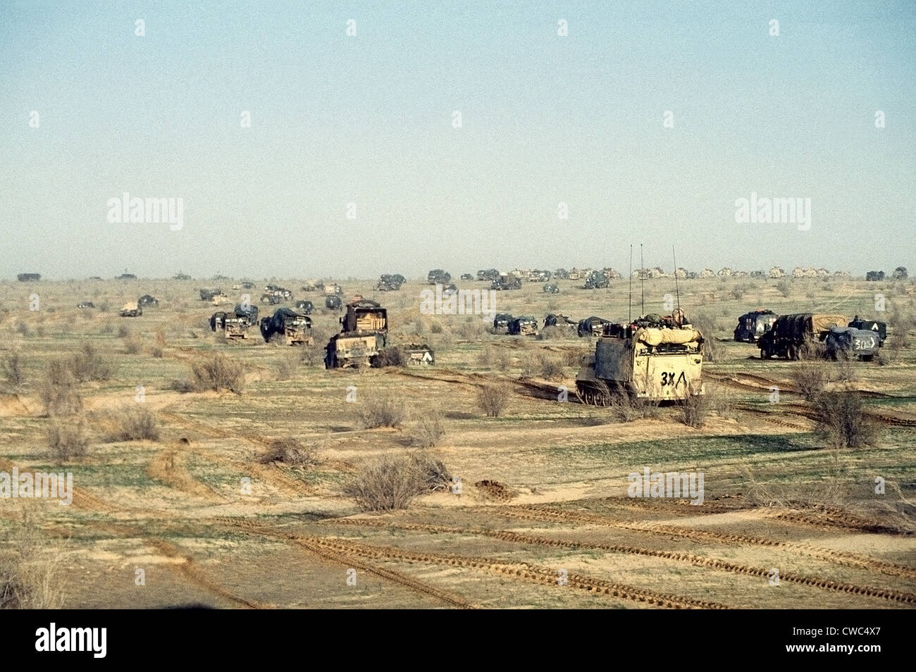 Die 1. US-Panzerdivision 7. Korps Vorschüsse auf irakischen Truppen während der Operation Desert Storm. 25. Februar 1991. (BSLOC 2011 12 3) Stockfoto