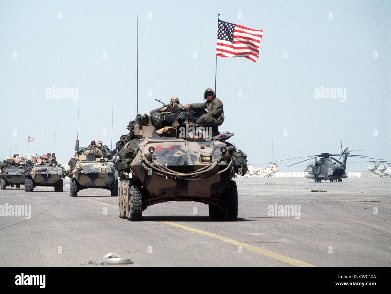 US-Marines Rollen in Kuwait International Airport in leichte gepanzerte Fahrzeuge, nach der Rückzug der irakischen während Betrieb Truppen Stockfoto