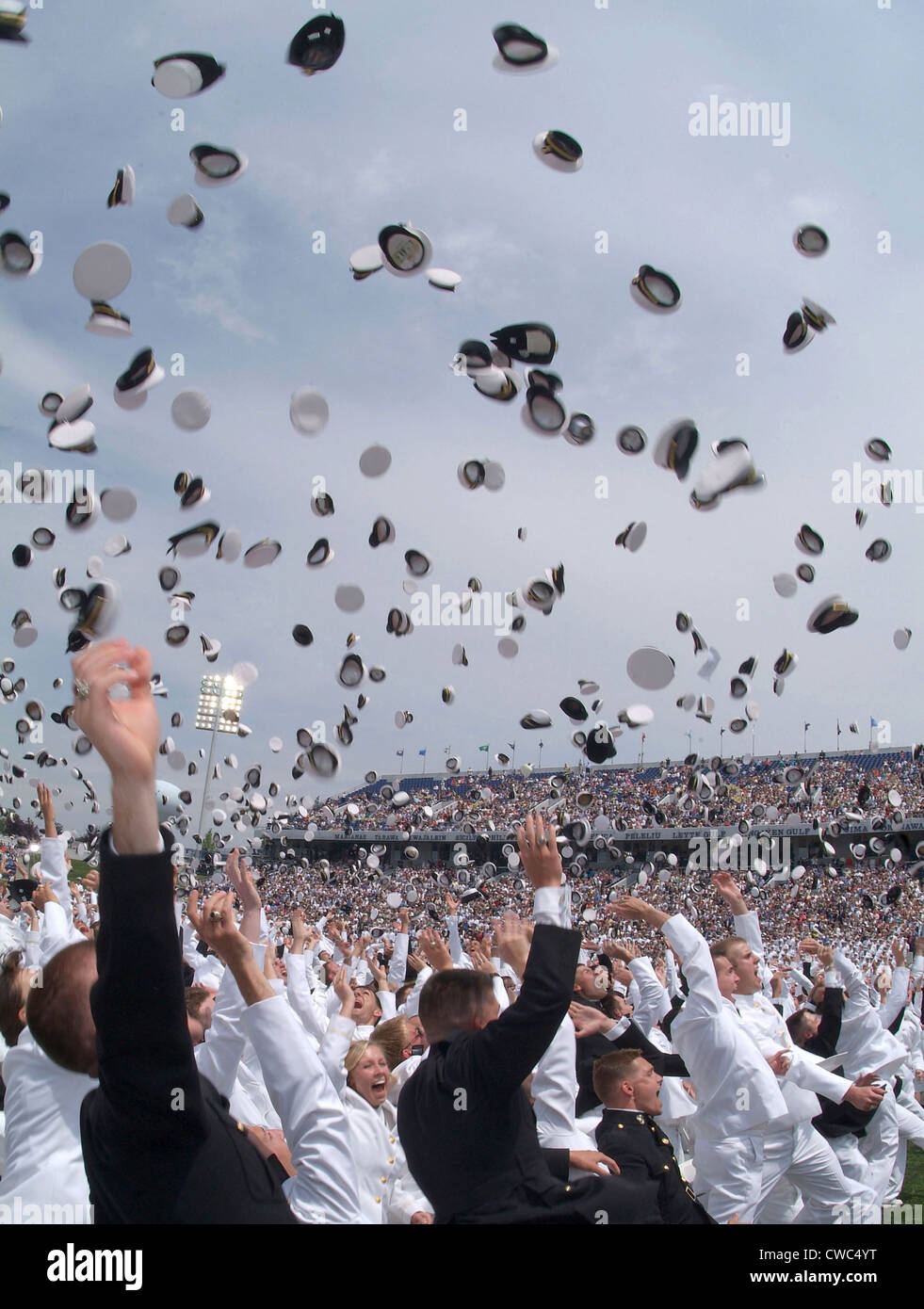 Neu werfen Offiziere ihre Hüte in die Luft mit ihrem 2006 Abschluss und Inbetriebnahme Zeremonie. United States Naval Academy Stockfoto