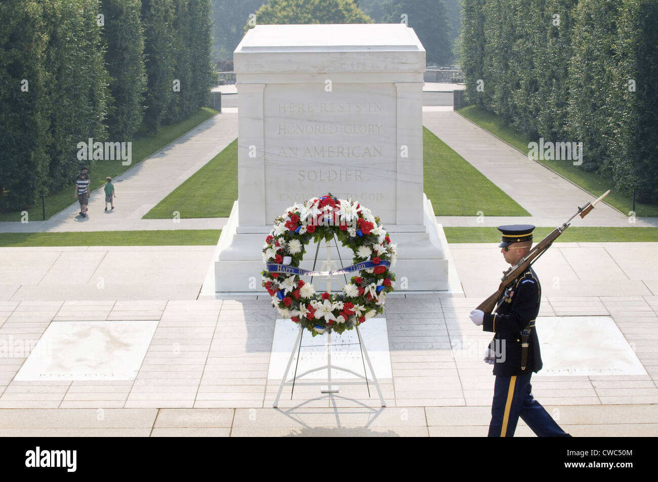 Ein Soldat bewacht das Grab des unbekannten Soldaten auf dem Nationalfriedhof Arlington. Senior Armeeführung legte ein Riff Stockfoto