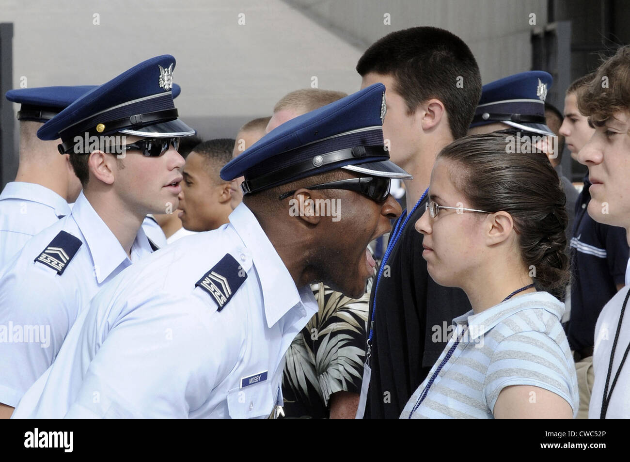 Ein jüngsterer Sohn 2.Klasse schreit Anweisungen am neuen grundlegenden Kadetten beim Kadett in Verarbeitung bei der US Air Force Academy in Colorado Stockfoto