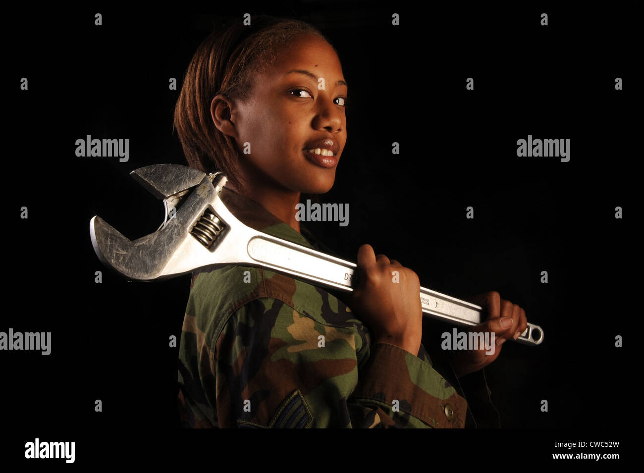 U.S. Air Force Senior Airman weibliche Fahrzeug Wartung Geselle auf Nellis Air Force Base posiert für Monat Geschichte der Frauen. Stockfoto