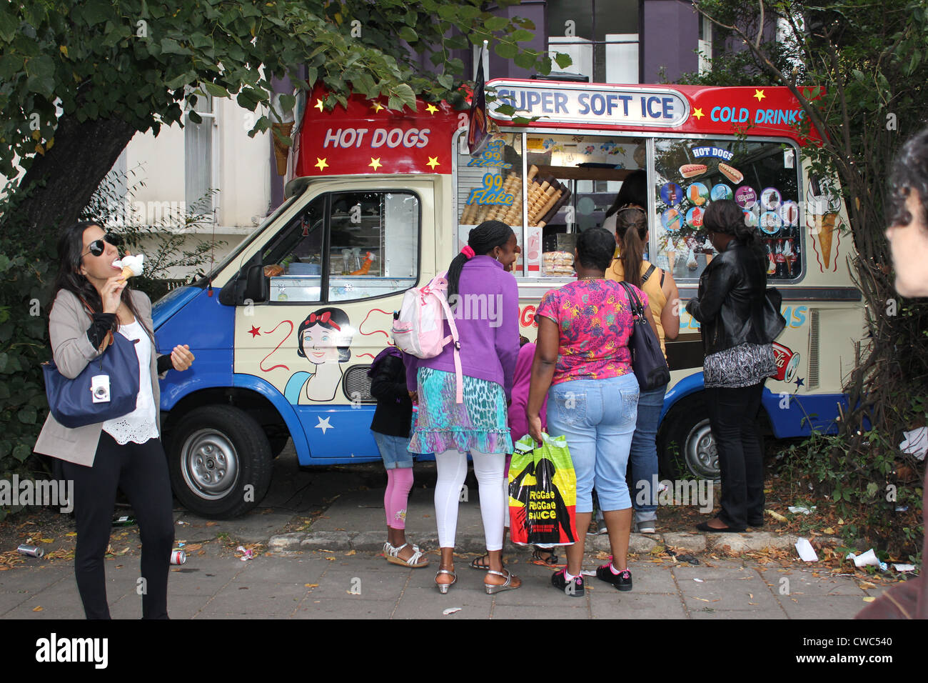 Ice Cream Van Selling Stockfotos Ice Cream Van Selling