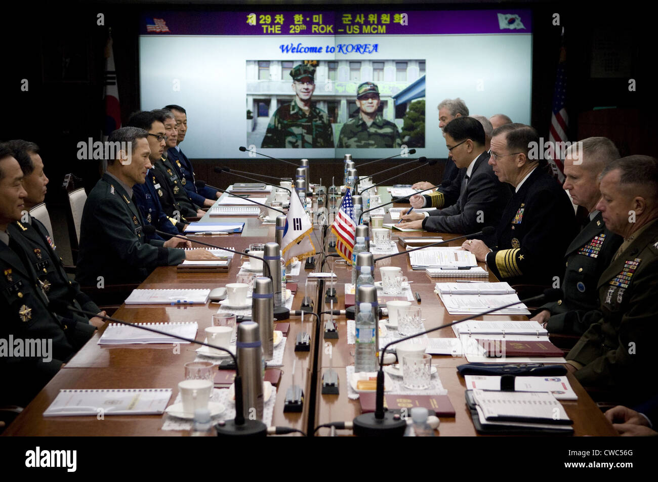 US-Admiral Mike Mullen Mitte rechts sitzt über der Tabelle von seinem südkoreanischen Amtskollegen Mitte links, Übertragung zu diskutieren Stockfoto US-Admiral Mike Mullen Mitte rechts sitzt über der Tabelle von seinem südkoreanischen Amtskollegen Mitte links, Übertragung zu diskutieren Stockfoto