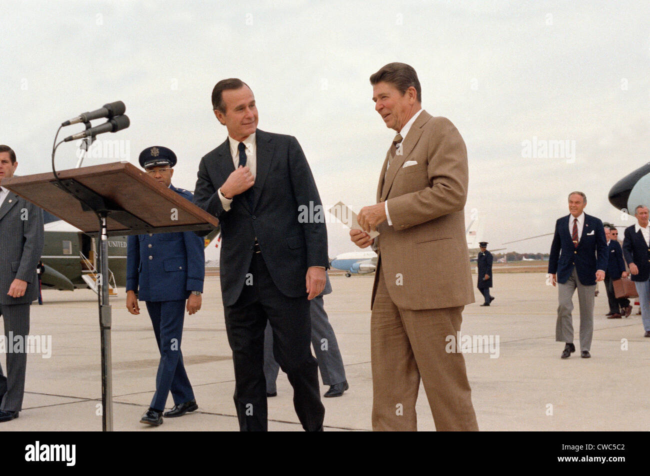 Präsident George H.W. Bush während der Begehung des 50. Jahrestages des japanischen Angriffs auf Pearl Harbor. Stockfoto
