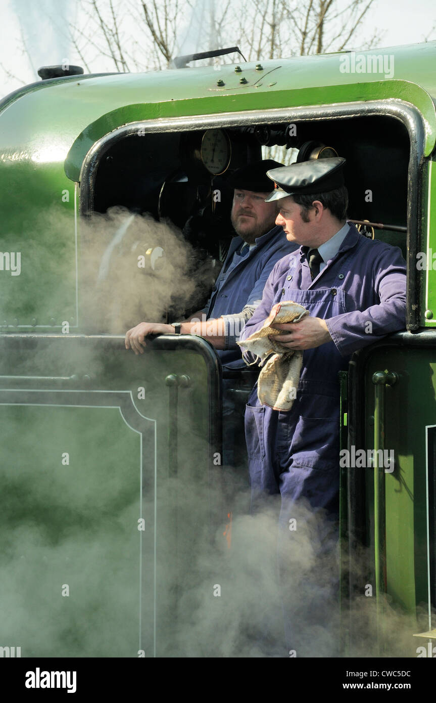 Dampfzugfahrer warten auf die Erlaubnis, die Loughborough Station zu verlassen, um eine Reiseszene nachzubilden, die man in den 1940er, 1950er und 1960er Jahren häufig sah Stockfoto