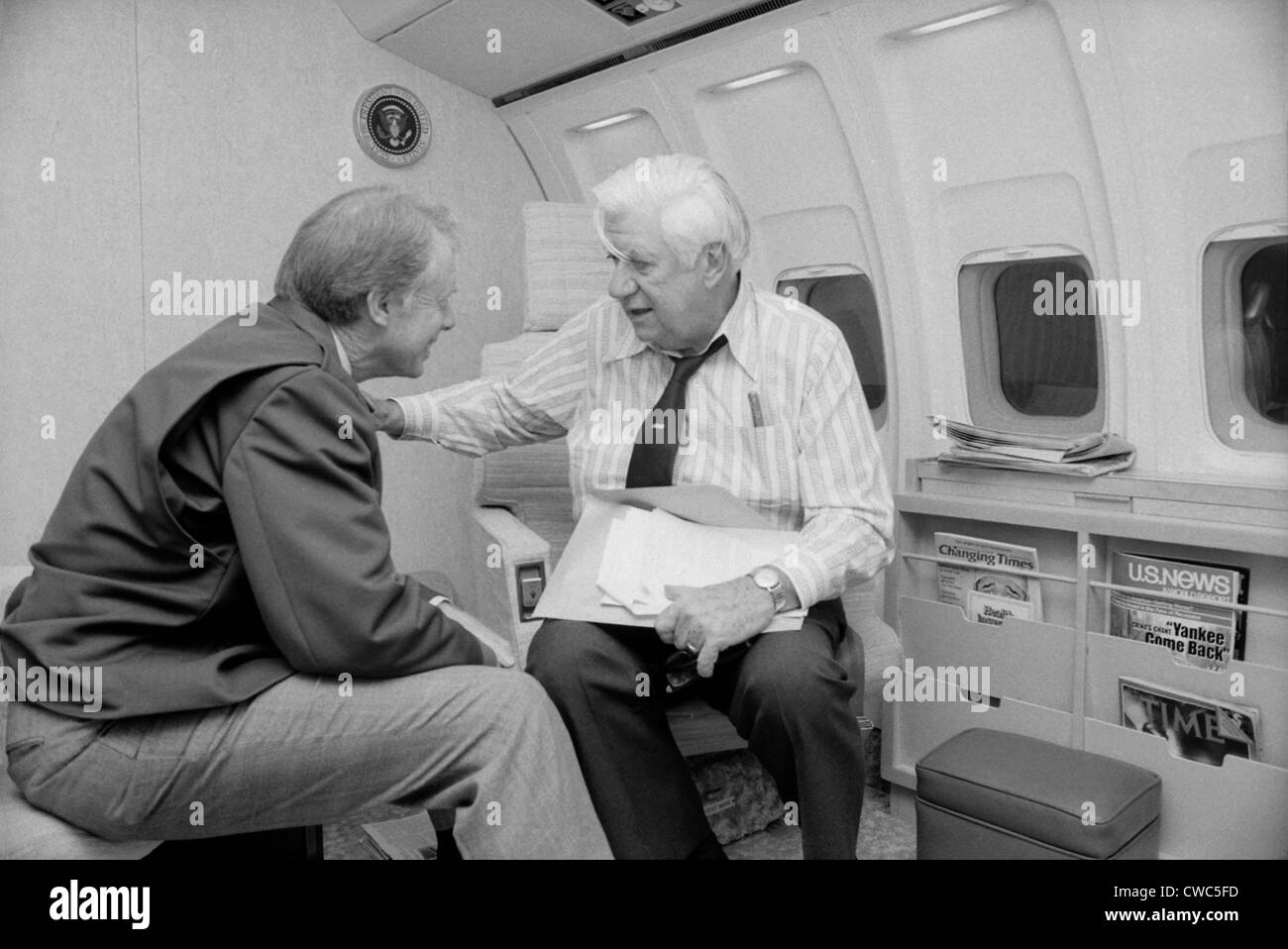 Präsident Jimmy Carter im Gespräch mit Sprecher Thomas O'Neill 1912 1994 auf der Air Force One im Jahr 1978. O'Neill Carter betreut und Stockfoto