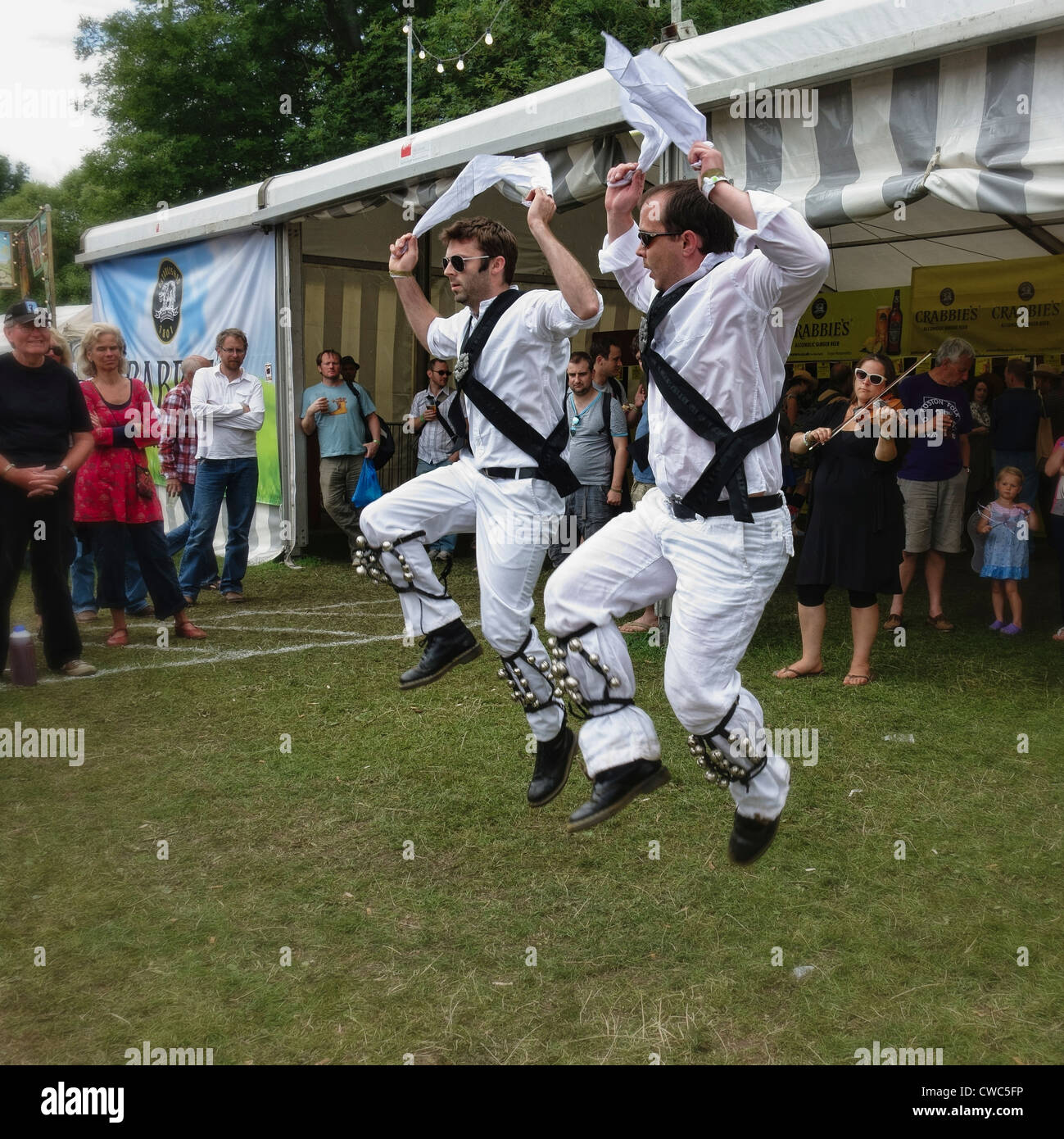 CAMBRIDGE UK 29. Juli 2012: Morris Dancers erklingt in der Cambridge Folk Festival, UK Stockfoto