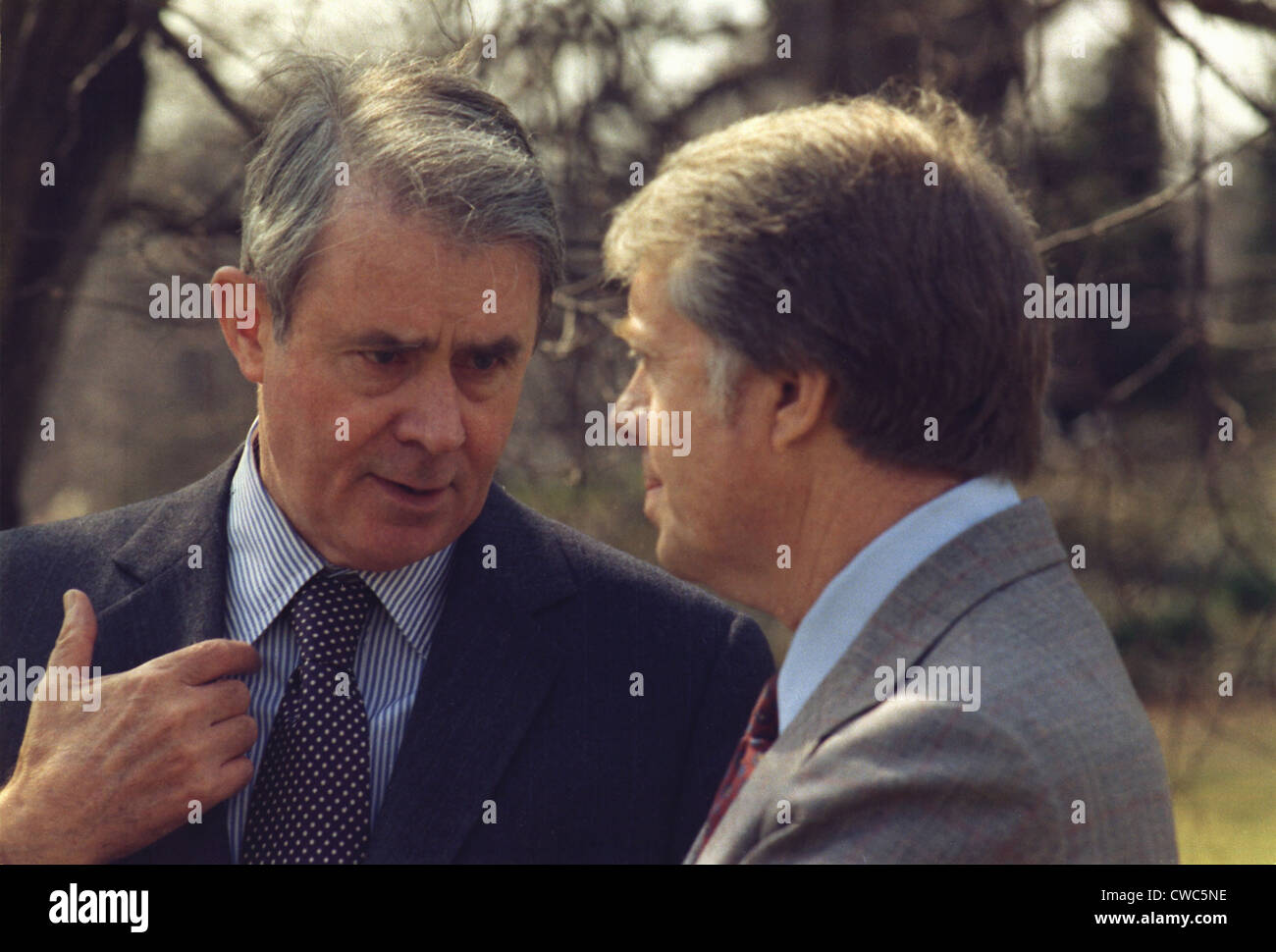 Außenminister Cyrus Vance Gespräche mit Präsident Carter auf dem Rasen des weißen Hauses im März 1977. Stockfoto