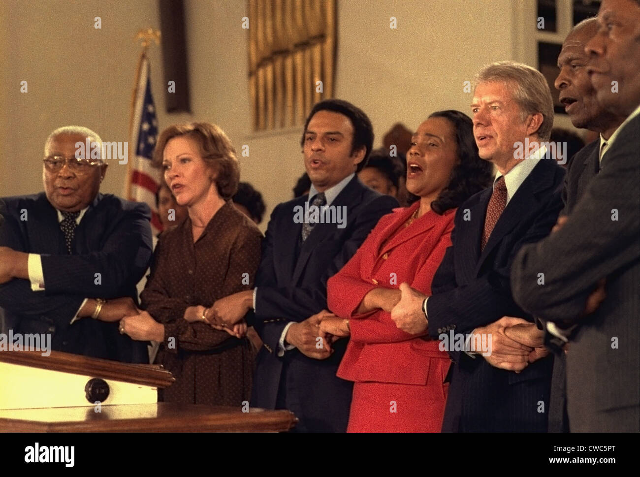 Jimmy Carter und Rosalynn Carter singen mit Martin Luther King Sr. Coretta Scott King Andrew Young bei einem Besuch in Ebenezer Stockfoto