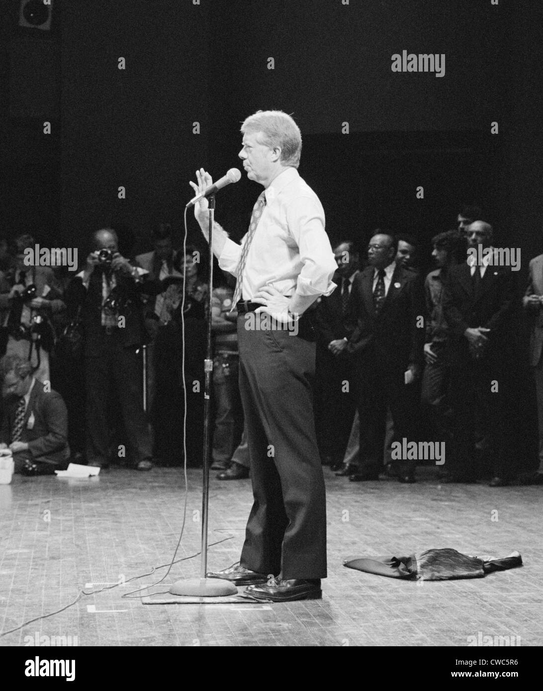 Jimmy Carter in Hemdsärmeln Kampagne Haltestelle ein Brooklyn College in New York zu sprechen. Sein Jackett liegt auf der Bühne Stockfoto