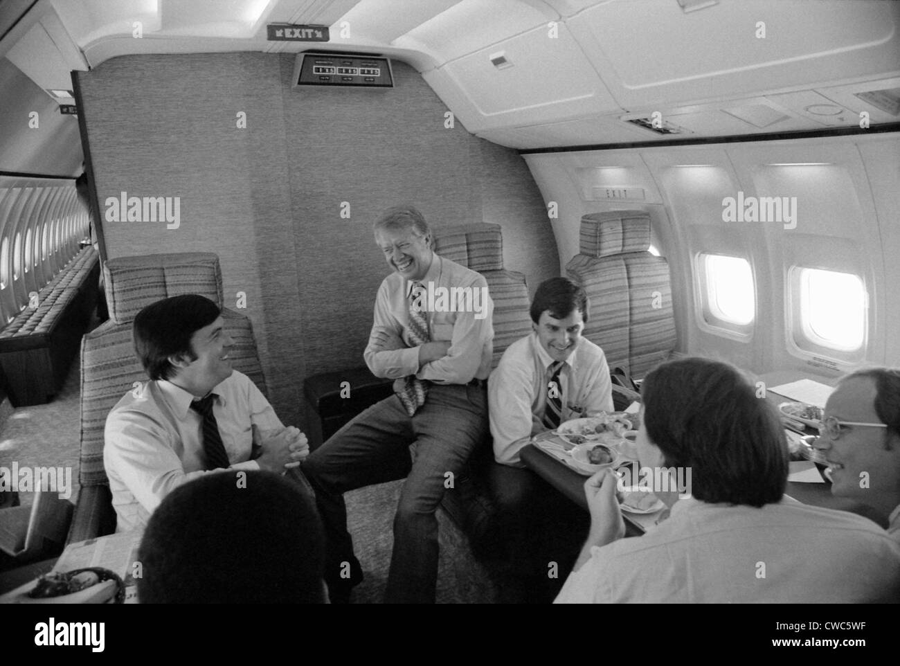 Hamilton Jordan Jimmy Carter und andere weiße Haus-Personal an Bord der Air Force One während des Präsidentschaftswahlkampfes 1980 gegen Stockfoto