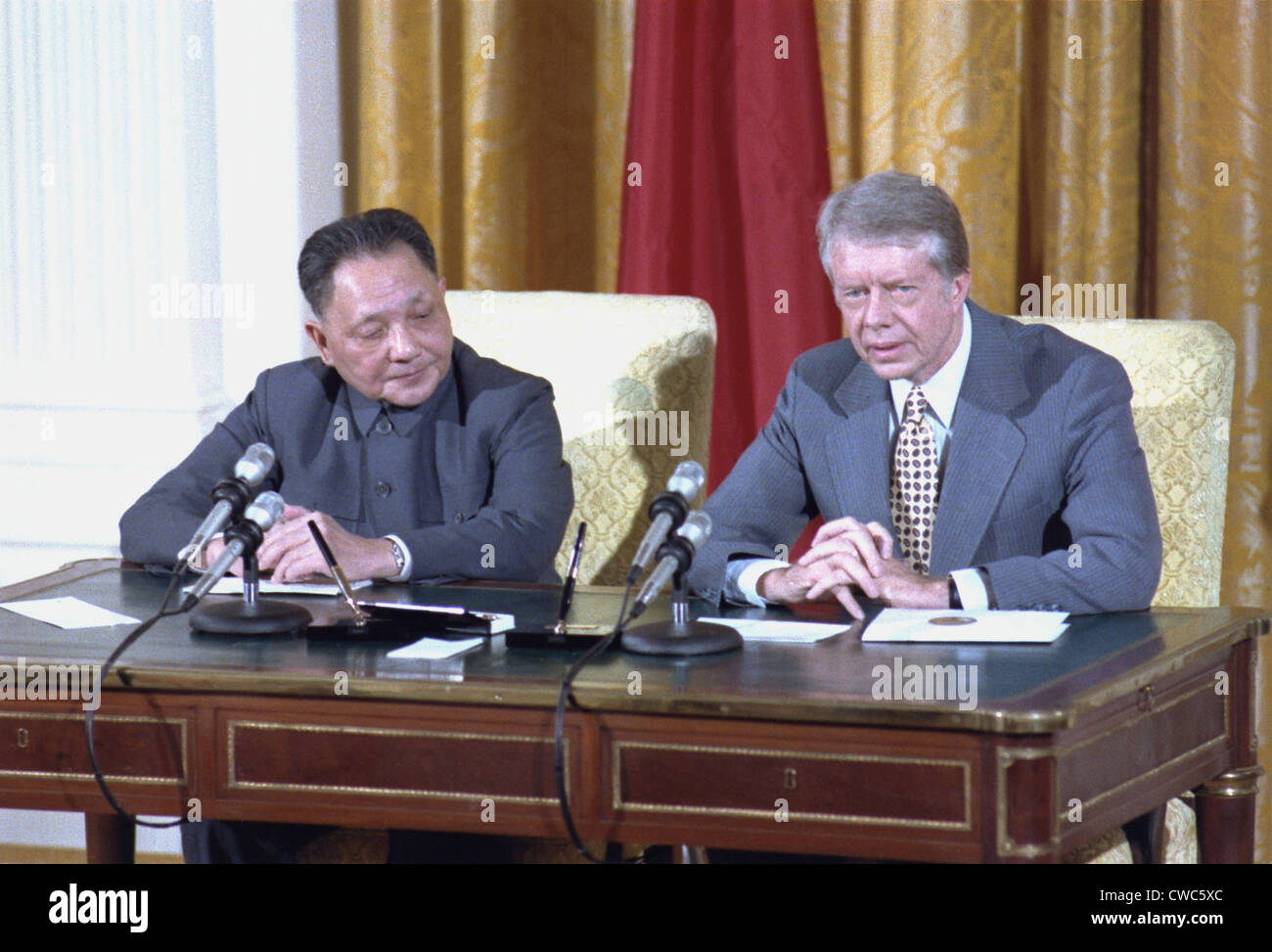 Chinesischer Vize-Premier Deng Xiaoping und US-Präsident Jimmy Carter unterzeichnen diplomatische Vereinbarungen zur Förderung wissenschaftlicher technologische Stockfoto