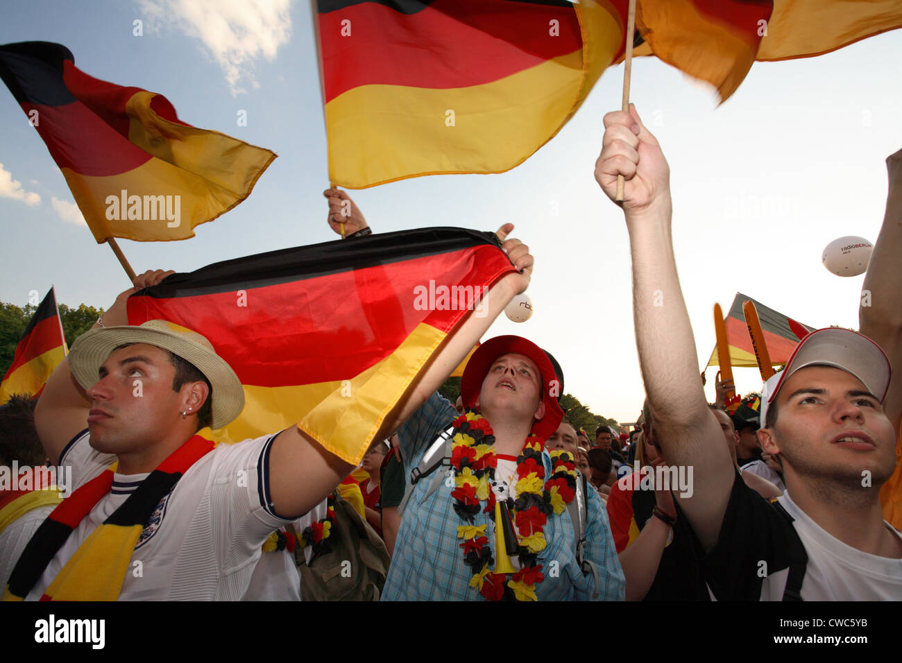 Fußball fans WM 2006: Männer mit deutschen Flaggen Stockfoto