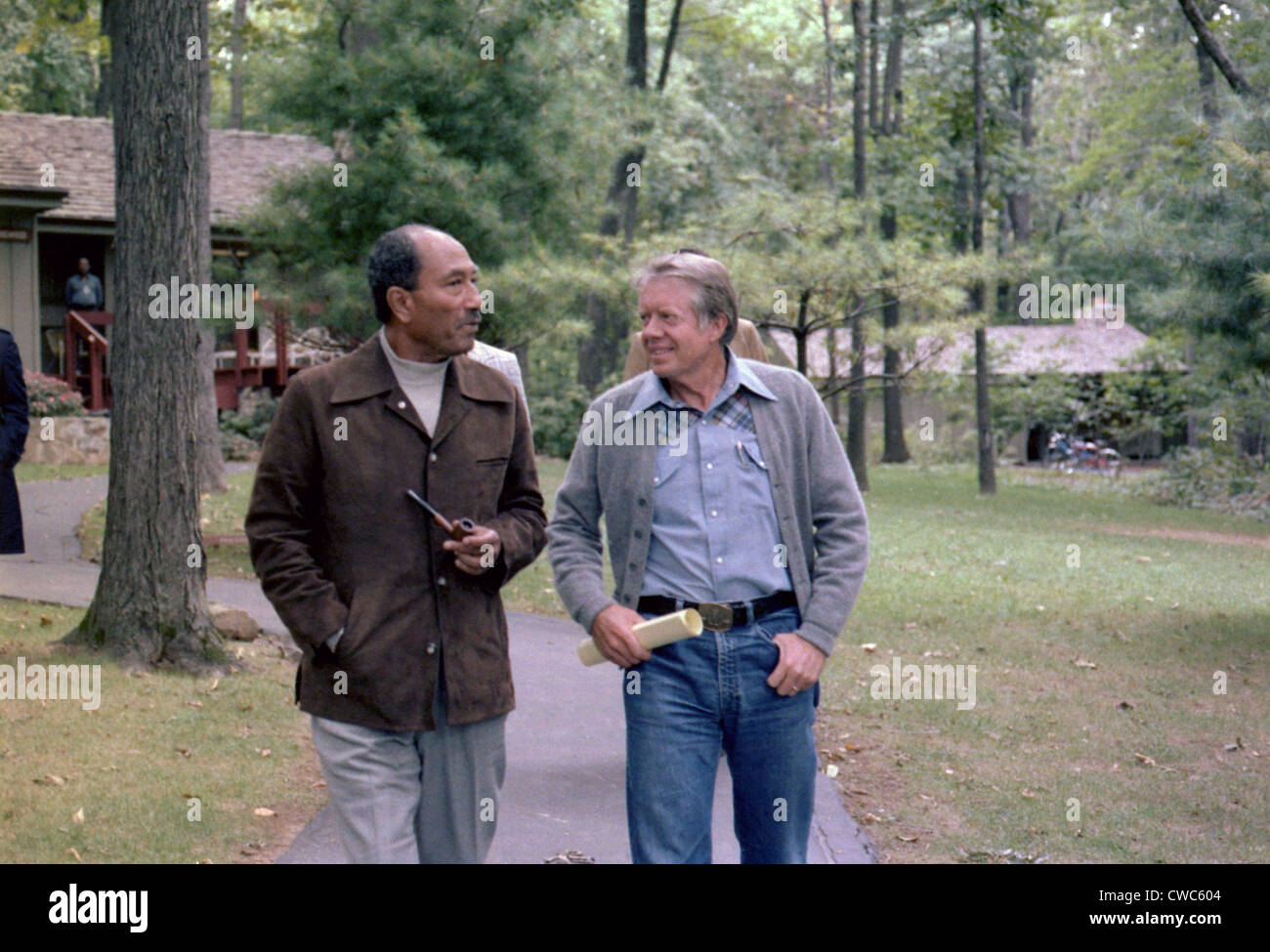 Anwar Sadat und Jimmy Carter in Camp David zu Fuß während des Gipfels, die das Camp-David-Abkommen führten. Sept 5-17 Stockfoto