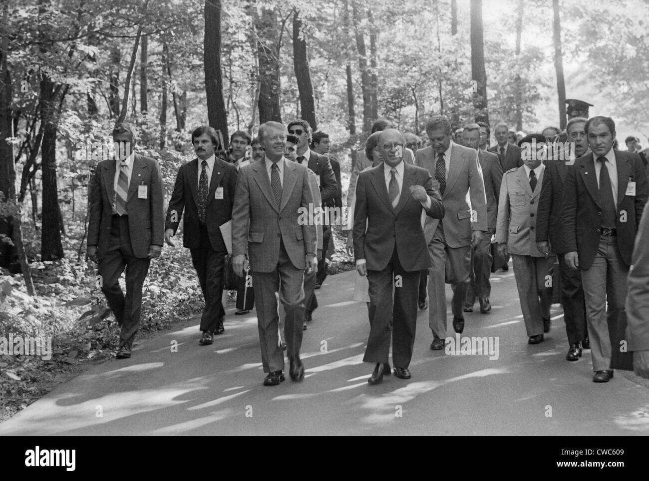 Jimmy Carter Menahem beginnen und israelische Delegation Spaziergang in Camp David. Die Delegation war entscheidend für den Erfolg von der Stockfoto