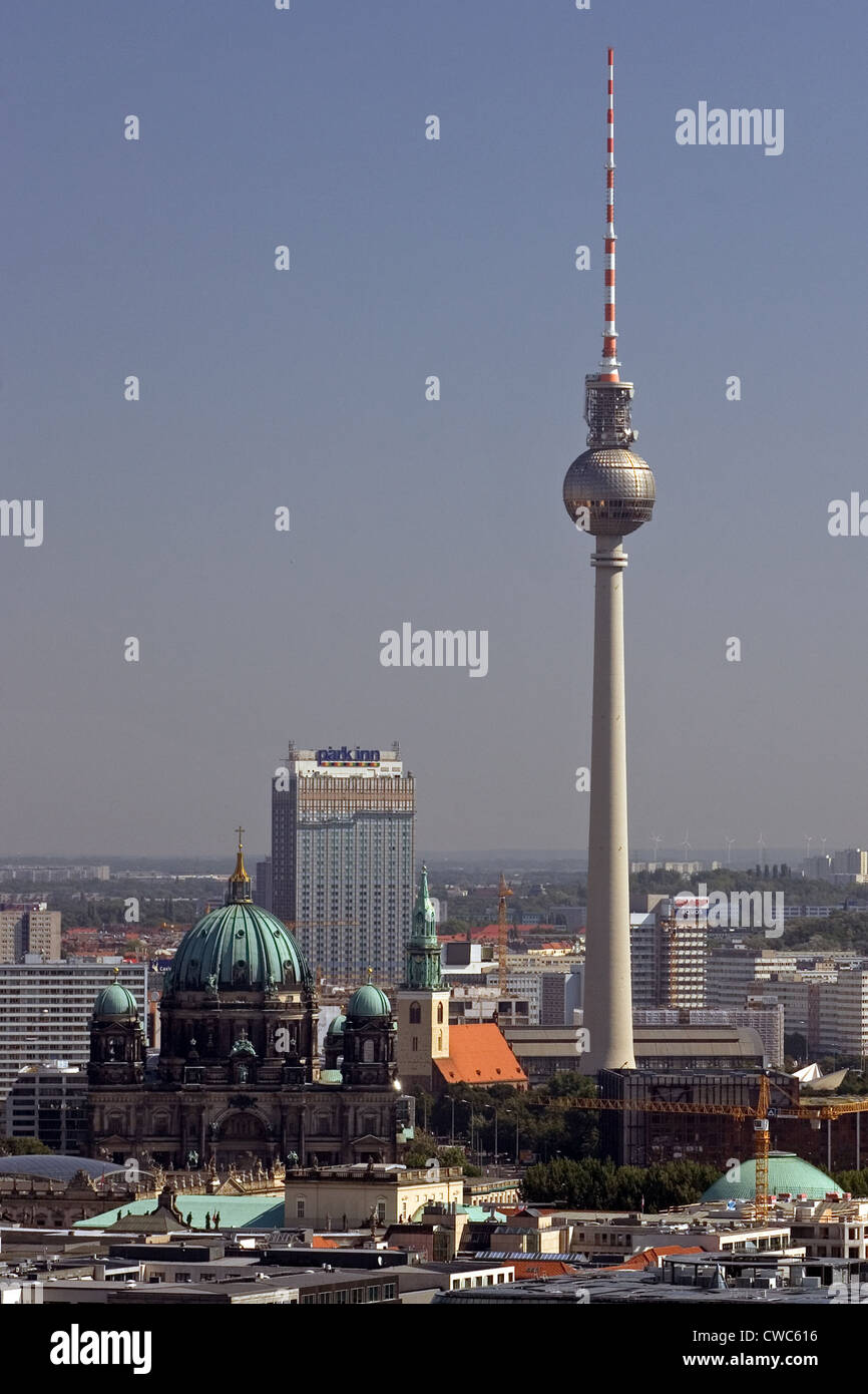 Berlin, Stadtbild, Fernsehturm und Alexanderplatz mit der Kathedrale und dem Park Inn Hotel Stockfoto