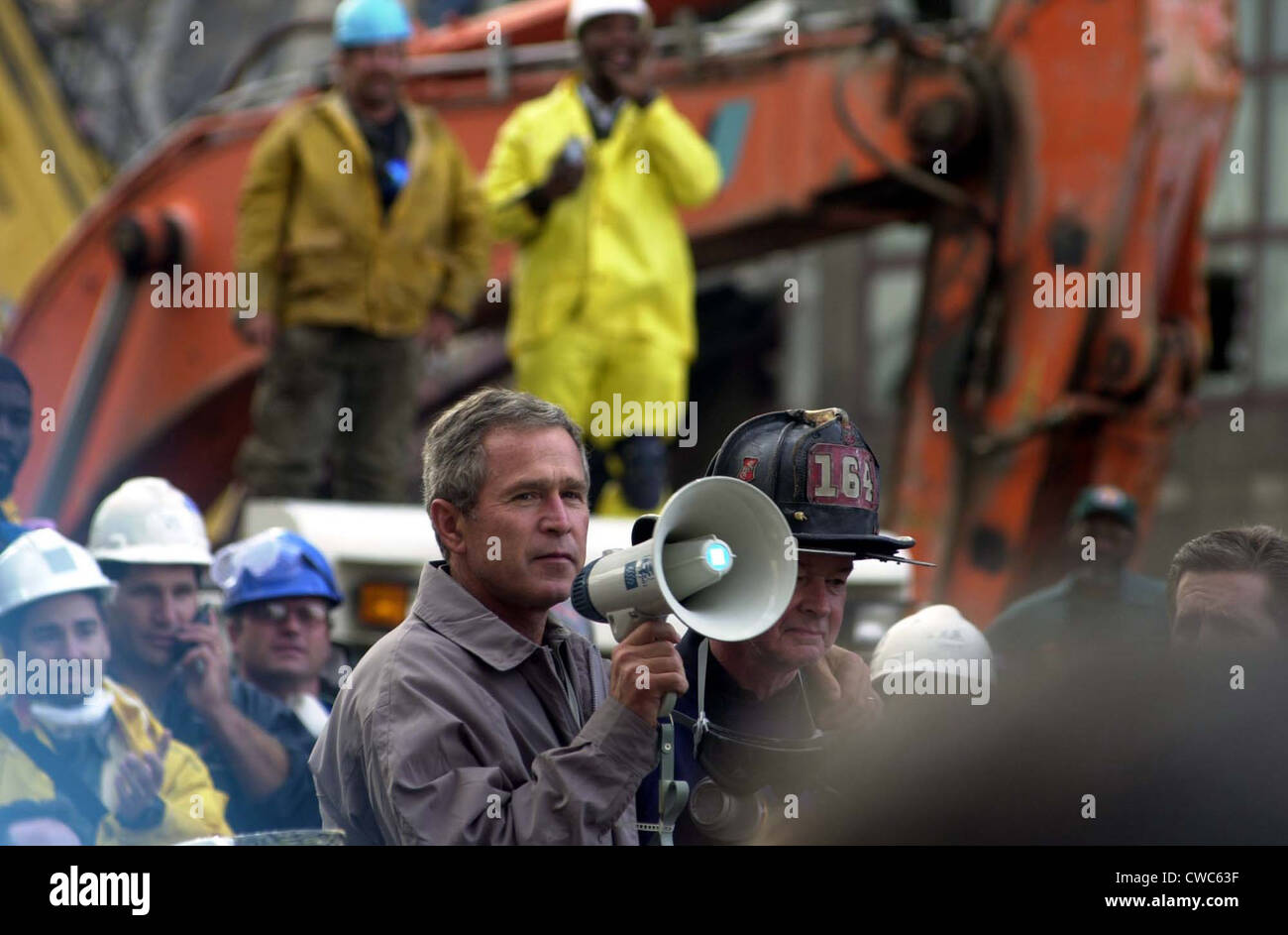 Präsident Bush Adressen Retter mit einem Megaphon auf dem Gelände des World Trade Center Disaster zwei Tage nach 9 / 11 Stockfoto